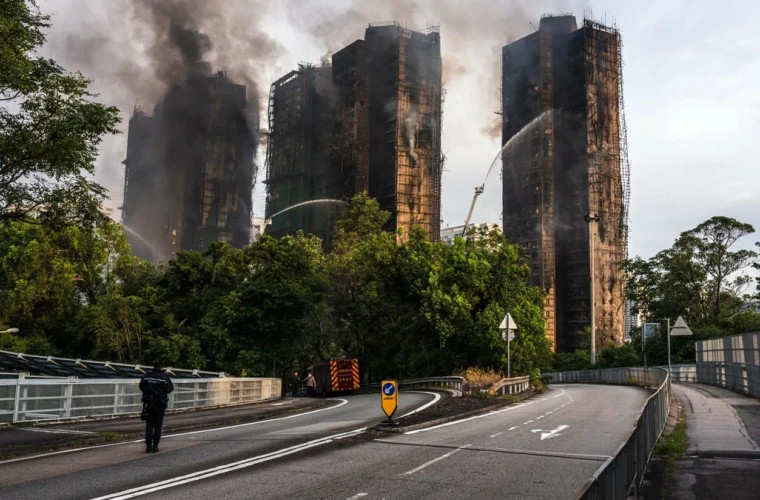 Пожар в Гонконге унес 55 жизней, три человека задержаны за халатность