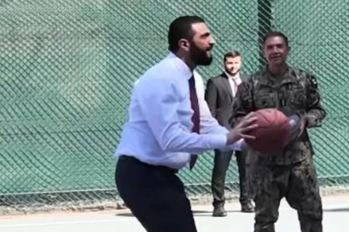 Президент Сирии начал визит в США с баскетбольного матча с американскими офицерами