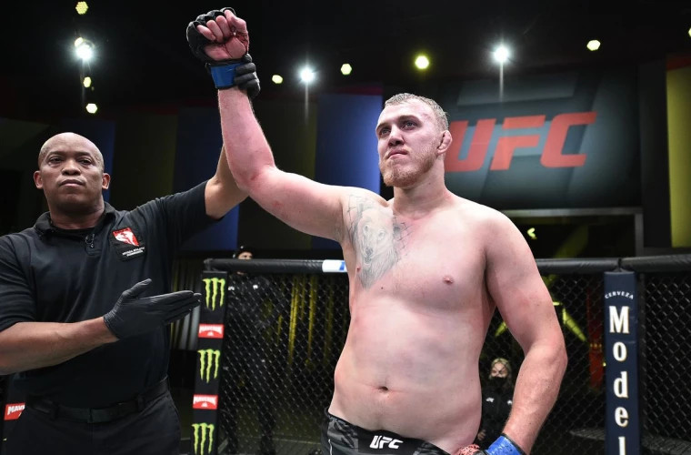 Сергей Спивак снялся с боя против Шамиля Газиева на турнире UFC в Катаре