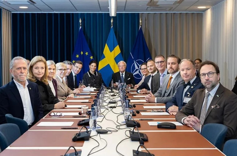 Шведский король провёл учения по готовности к войне с участием армии и депутатов