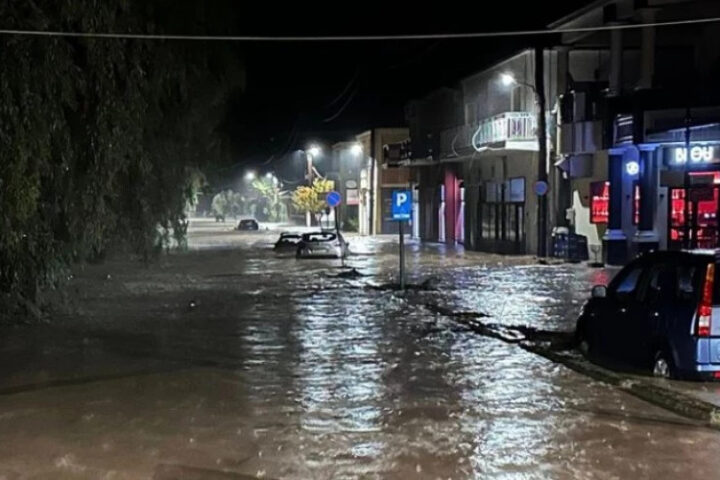 Сильные дожди на Лесбосе приводят к закрытию школ и наводнениям