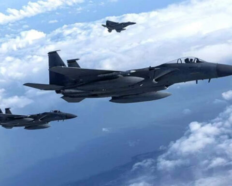 США подняли истребитель F-16 для перехвата гражданского самолёта над резиденцией Трампа