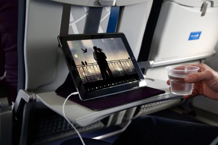 Трансатлантический рейс United Airlines совершил незапланированную посадку из-за ноутбука пассажира