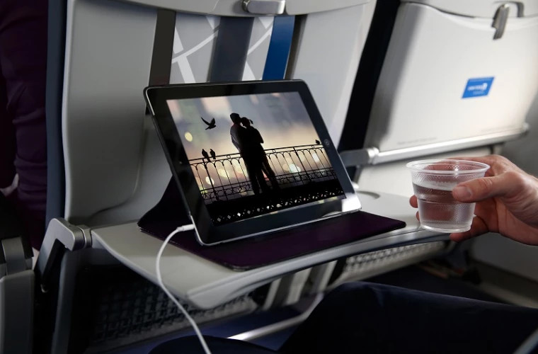 Трансатлантический рейс United Airlines совершил незапланированную посадку из-за ноутбука пассажира