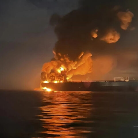 Турция начала буксировку поврежденного в результате взрыва танкера Virat