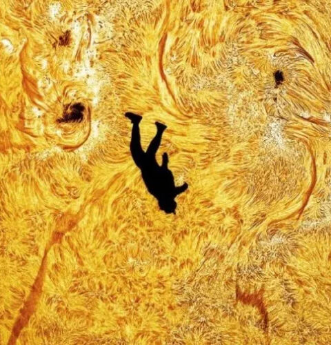 Уникальный снимок парашютиста на фоне Солнца стал хитом соцсетей