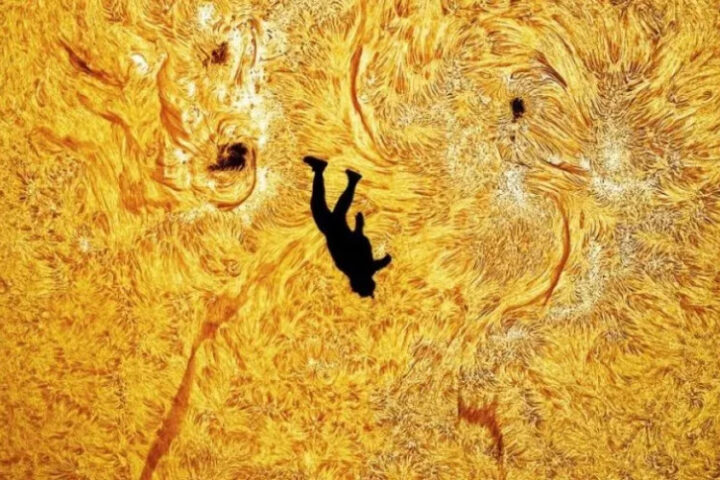 Уникальный снимок парашютиста на фоне Солнца стал хитом соцсетей