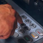 В Бельгии 77-летний мужчина лишился 4900 евро из-за мошенников у банкомата