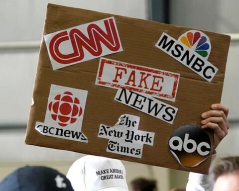 В Белом доме запущен виртуальный "зал позора" для СМИ, распространителей фейков