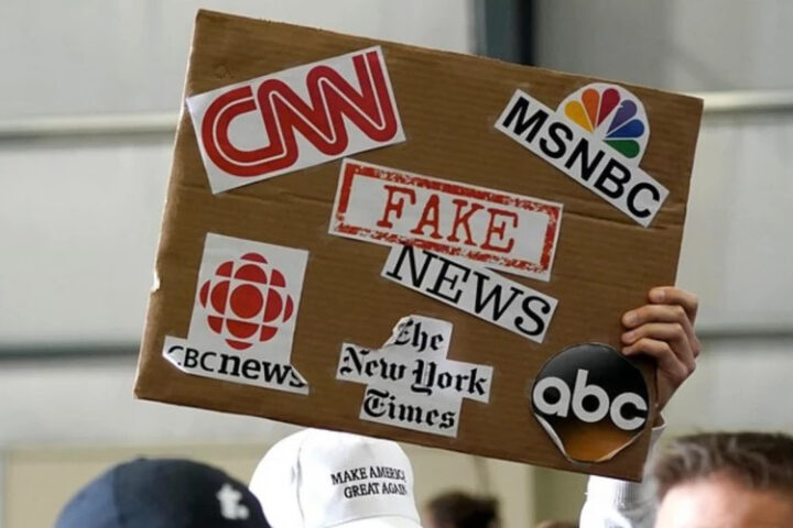 В Белом доме запущен виртуальный "зал позора" для СМИ, распространителей фейков