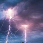 В Газиантепе молния ударила в трамвай с пассажирами во время сильного дождя