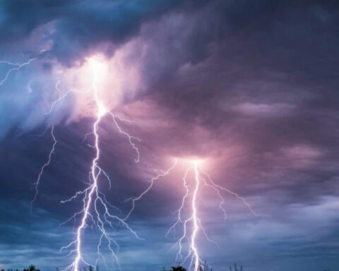 В Газиантепе молния ударила в трамвай с пассажирами во время сильного дождя