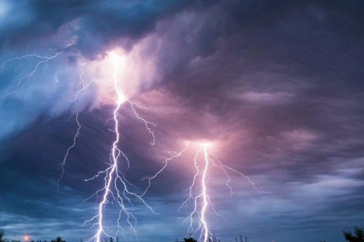 В Газиантепе молния ударила в трамвай с пассажирами во время сильного дождя