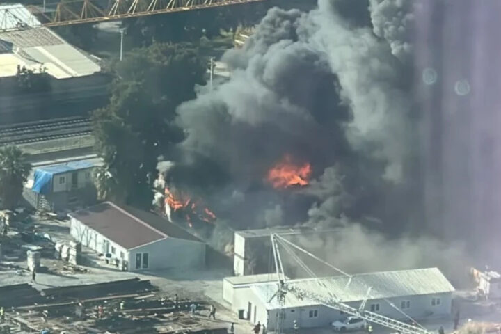 В Измире Турции начался сильный пожар в районе Байраклы