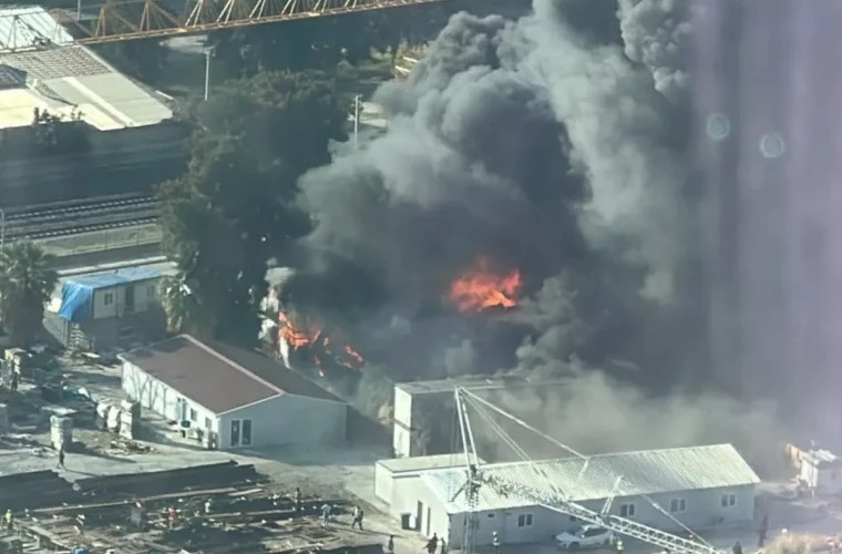 В Измире Турции начался сильный пожар в районе Байраклы