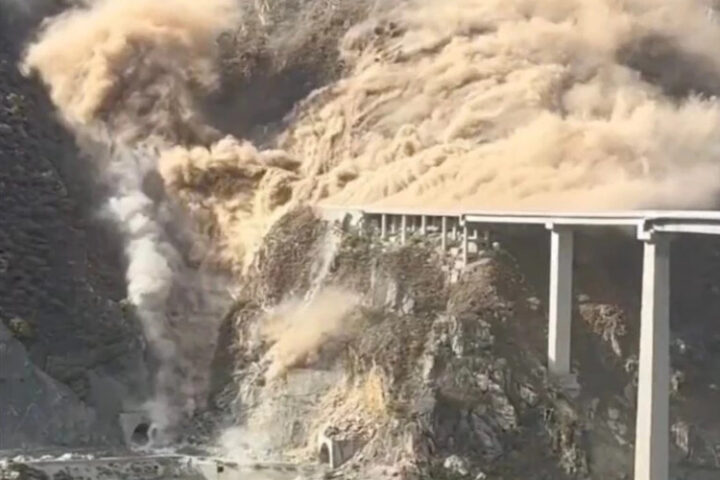 В Китае в результате оползня обрушился автомобильный мост