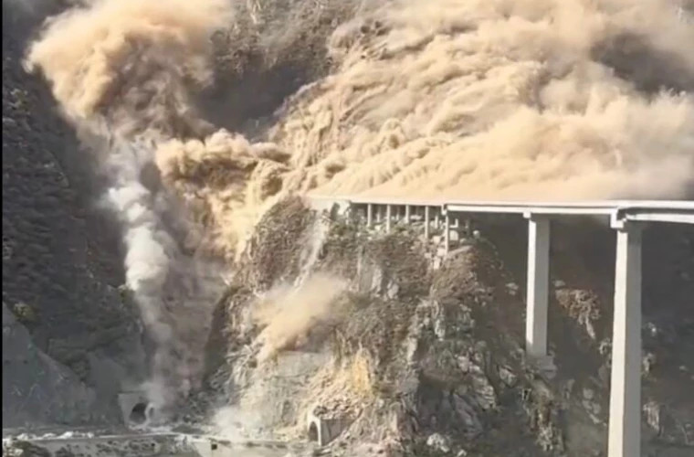 В Китае в результате оползня обрушился автомобильный мост