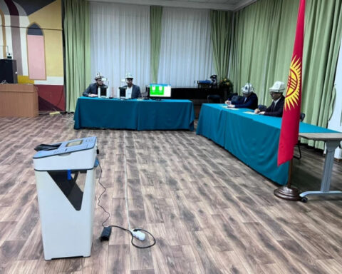 В Кыргызстане начались досрочные парламентские выборы в Жогорку Кенеш