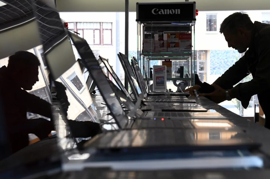 В России резко сократились продажи смартфонов, ноутбуков и телевизоров