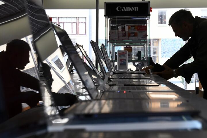 В России резко сократились продажи смартфонов, ноутбуков и телевизоров