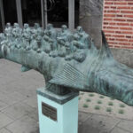 В шведском Вэкшё похищена бронзовая скульптура «Эмигранты» весом 125 кг