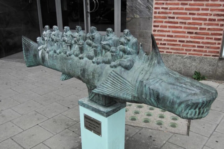 В шведском Вэкшё похищена бронзовая скульптура «Эмигранты» весом 125 кг