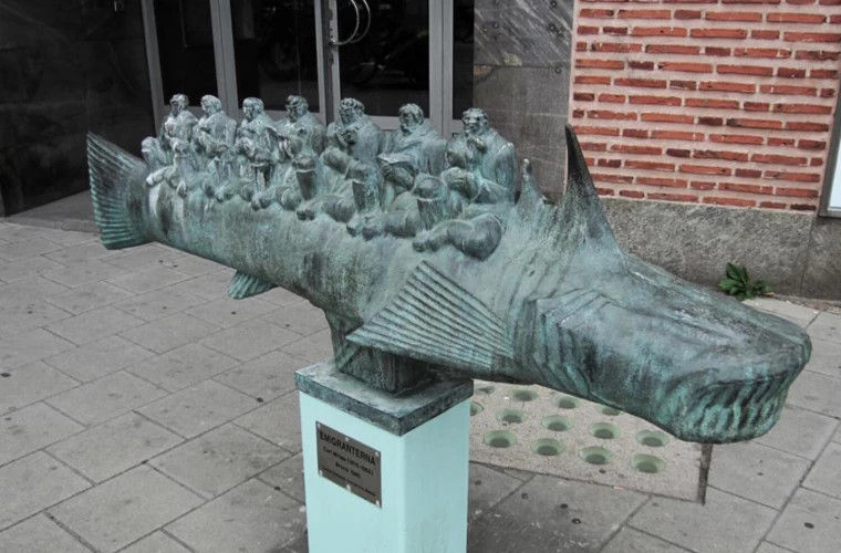 В шведском Вэкшё похищена бронзовая скульптура «Эмигранты» весом 125 кг