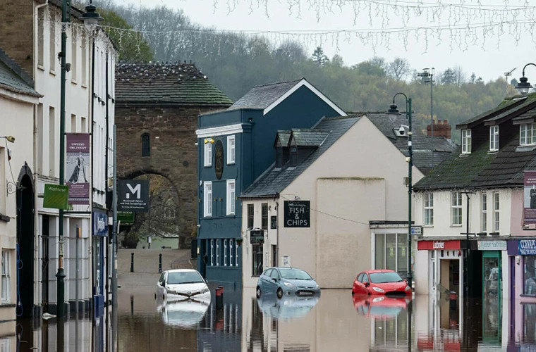 В Великобритании введен режим чрезвычайной ситуации из-за шторма «Клаудия»
