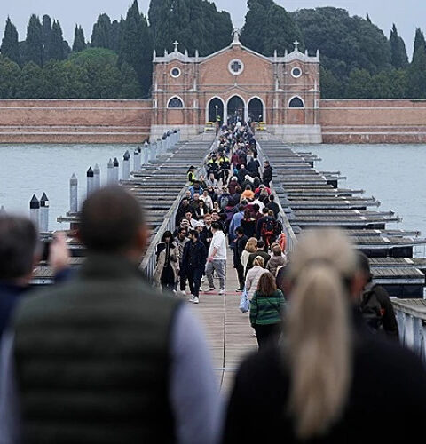 В Венеции возведён временный мост к острову Сан-Микеле к Дню Всех Святых
