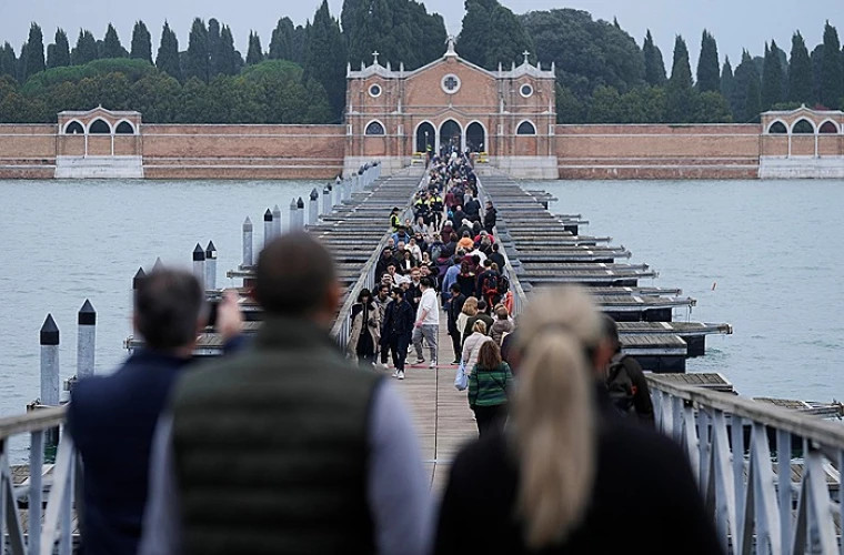 В Венеции возведён временный мост к острову Сан-Микеле к Дню Всех Святых