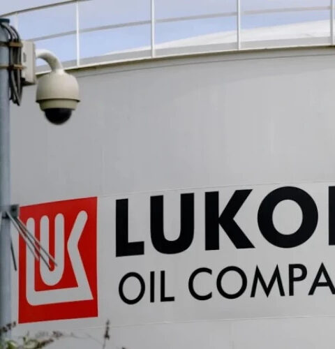 Великобритания отложила введение санкций против "Лукойла" до февраля 2026 года