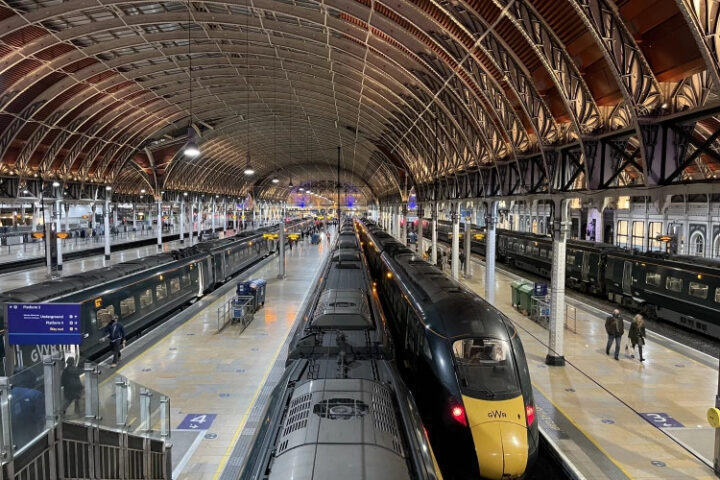 Великобритания заморозила тарифы на железнодорожные поездки для миллионов пассажиров