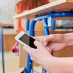 Во Франции с нового учебного года старшеклассникам запретят мобильные телефоны