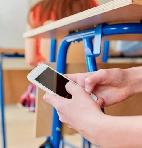 Во Франции с нового учебного года старшеклассникам запретят мобильные телефоны