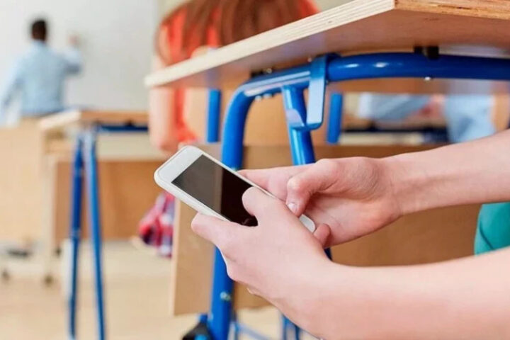 Во Франции с нового учебного года старшеклассникам запретят мобильные телефоны