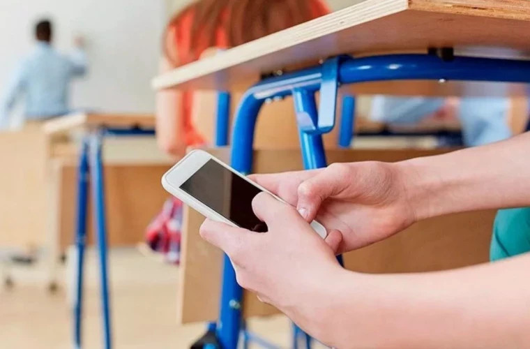 Во Франции с нового учебного года старшеклассникам запретят мобильные телефоны