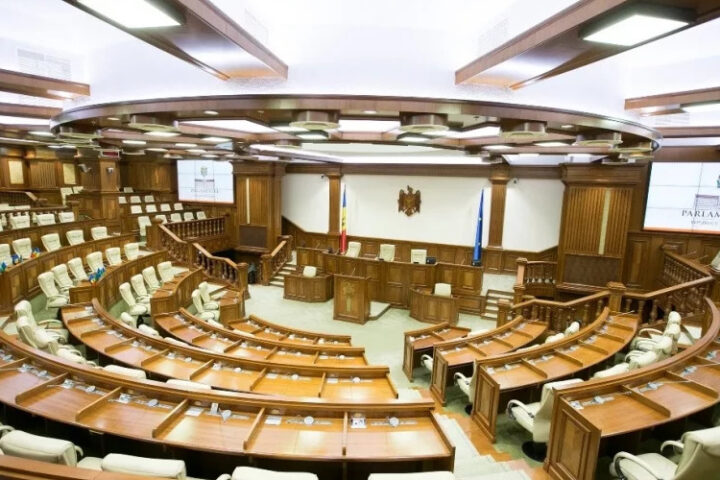 Восемь депутатов оставили свои мандаты в парламенте Молдовы 13 ноября