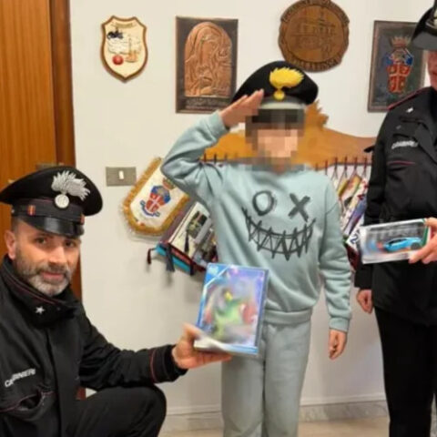 11-летний мальчик из Муньяно-ди-Наполи продает книги ради подарка для сестры