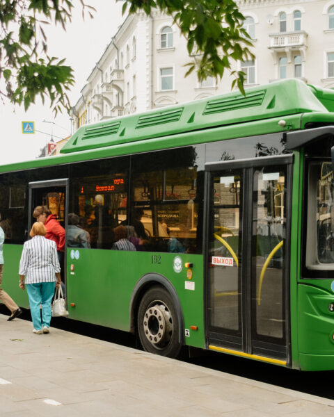 Тарифы на проезд в российских городах растут быстрее инфляции и снижают доступность транспорта