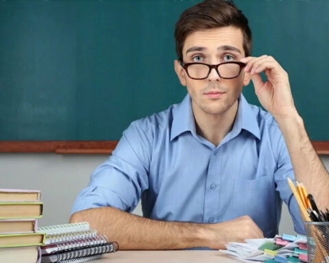 Учителя в регионах России готовят предупредительную акцию из-за низких зарплат