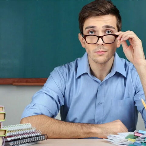 Учителя в регионах России готовят предупредительную акцию из-за низких зарплат