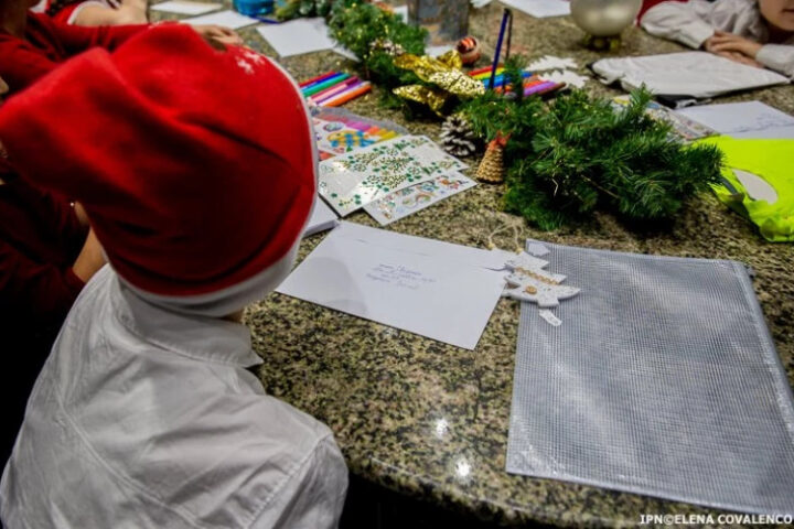 Депутаты Молдовы подарят новогодние сувениры 101 ребенку с инвалидностью