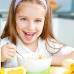 Дети, которые завтракают каждый день, показывают лучшие результаты в учёбе и здоровье