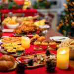 Диетолог назвал опасные блюда новогоднего стола и последствия чрезмерного переедания
