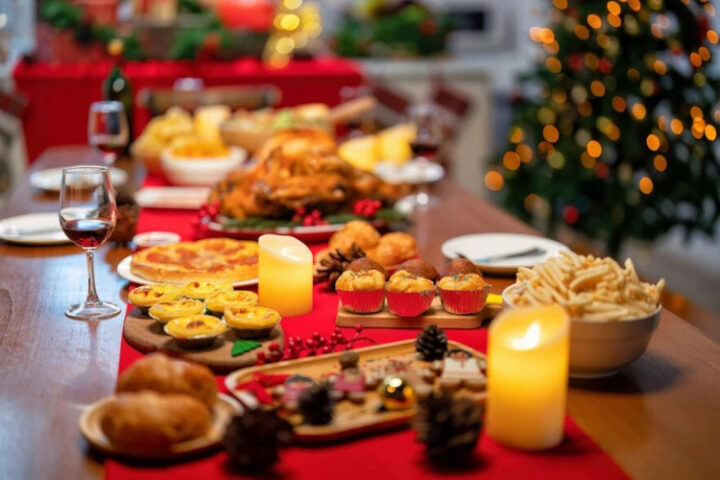Диетолог назвал опасные блюда новогоднего стола и последствия чрезмерного переедания