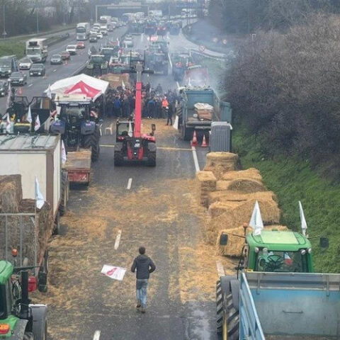 Французское правительство призывает фермеров прекратить протесты во время праздников
