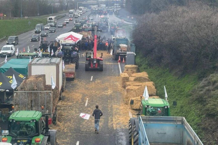 Французское правительство призывает фермеров прекратить протесты во время праздников
