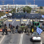 Греческие фермеры продолжают блокировать ключевые пограничные переходы с Северной Македонией и Болгарией