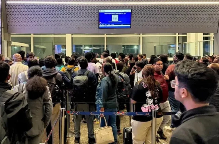 Хаос в индийских аэропортах: тысячи пассажиров IndiGo stranded из-за отмены рейсов
