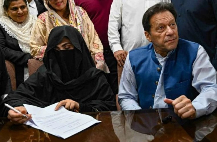 Имран Хан и Бушра Биби приговорены к 17 годам тюрьмы за коррупцию в Пакистане